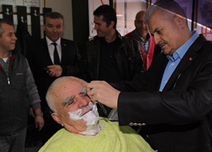 Binali Yıldırım Berberde Tıraş Yaptı