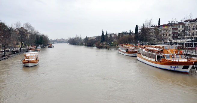 Manavgat Irmağı taştı
