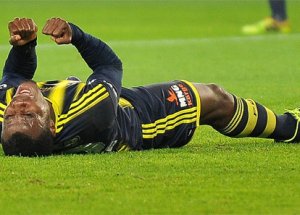Fenerbahçe'de Emenike Şoku!