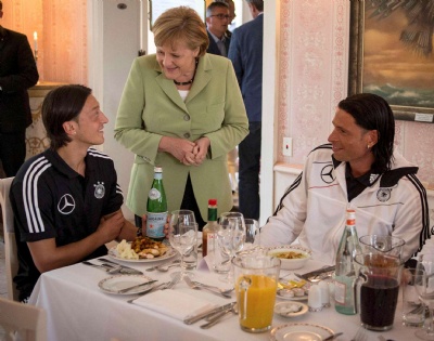 Merkel'den Mesut'a: Senin hayranınım...