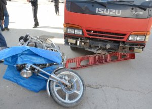 Motosiklet Kamyona Çarptı: 2 Yaralı