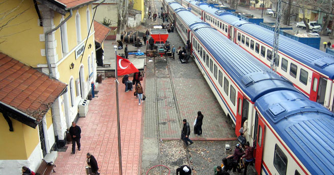 Yük treni raydan çıktı