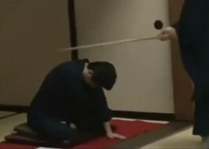 Japon Başabakanı Kendini Sopayla Terbiye Ediyor