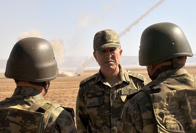 Orgeneral Akar sınırda birlikleri denetledi