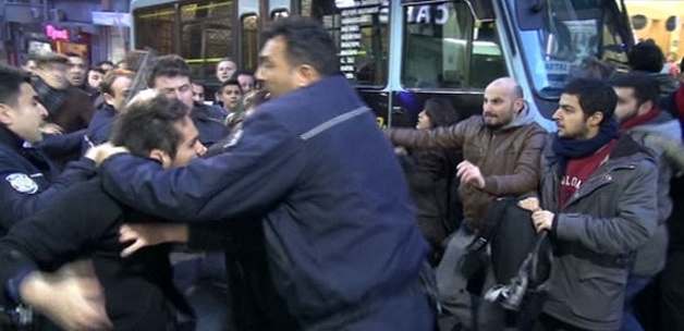 Kadıköy'de Ak Partili gruba çirkin saldırı!