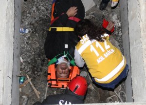 3 Metrelik Menfeze Düşen Boks Antrenörü Yaralandı