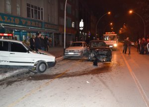 Kontrolden Çıkan Araç Park Halindeki Otomobillere Çarptı