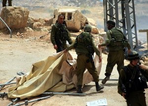 İsrail Askerlerinden Çadır Köye Baskın