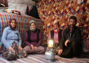 Bu Köylüler 25 Yıldır Elektriksiz Yaşıyor