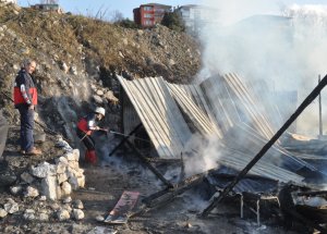 Deniz Kenarında Bulunan Baraka Yangında Kül Oldu
