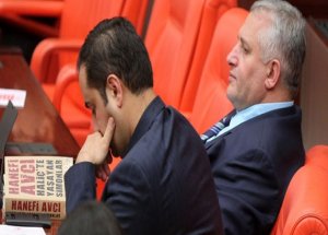 AK Partili Vekilin Önünde İlgi Çeken Kitap