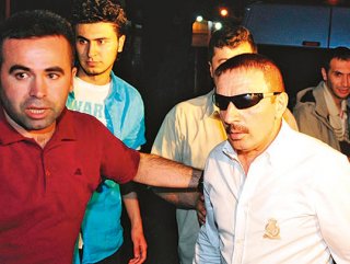 Eşini Hastanelik Etti