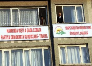 Türkiye'de İlk Kürtçe Parti Tabelası Asıldı