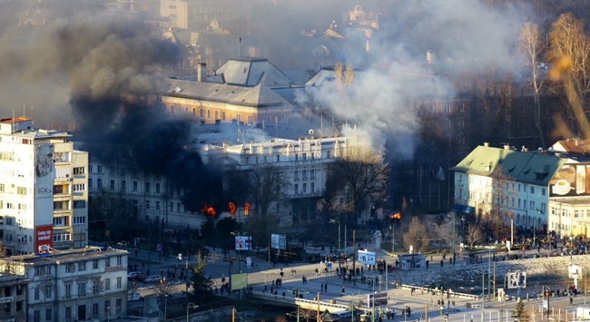 Bosna-Hersek karıştı