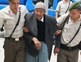 83'lük dede kıskançlık krizine girince...
