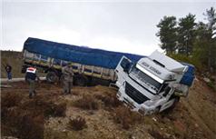 Muğla'da TIR yan yattı
