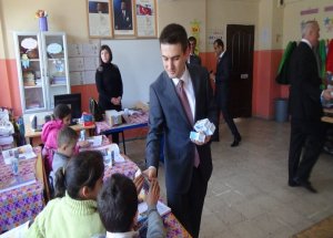 Kulp Kaymakamı Maraşlı, Okulda Süt Dağıttı