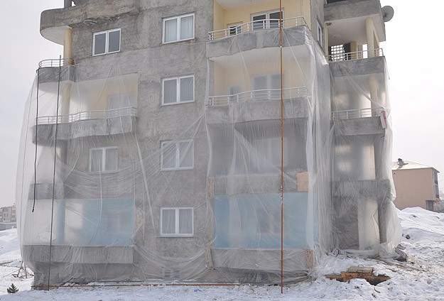 Soğuğa karşı apartmanı naylonla kapladılar