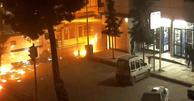 PKK yandaşlarından molotoflu gösteri