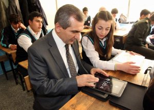 Öğrenciler Tablet Bilgisayarlarına Kavuştu
