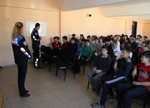 Polisler, "Güvenli İnternet" Kullanmayı Anlattı