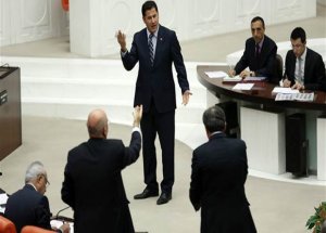 AK Parti Ve MHP'li Vekillerin Dombra Kavgası