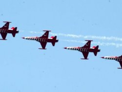 Türk Yıldızları'ndan nefes kesen gösteri