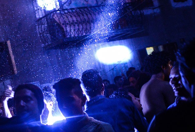 "Lazer ışığı tutan taraftar"a ceza