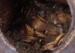 Köpek Gezdirirken Öyle Bir Şey Buldular Ki...