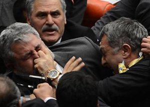 Önce Kışkırt, Sonra Mağdur Ol