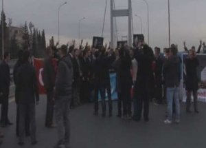 Ülkücüler Köprüyü Trafiğe Kapattı