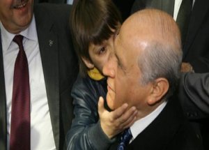 Bahçeli'e Moral Öpücüğü