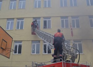 Kula İtfaiyesi Okulda Tatbikat Yaptı