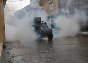 Polisten Taş Atan Gruba Müdahale