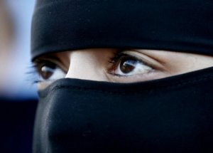 Burka Giyen Kadınlara Hakaret