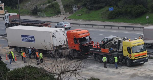 FSM'de 3 şerit trafiğe kapalı