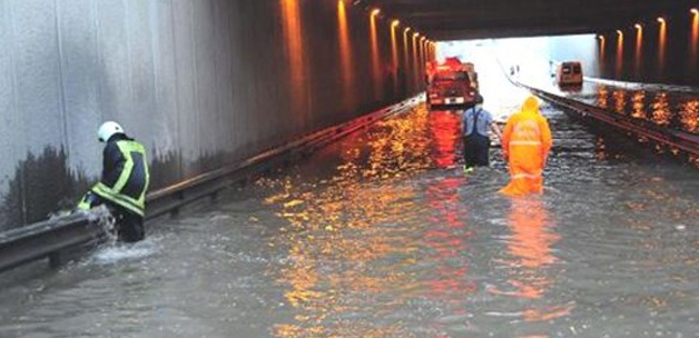İzmir'de alt geçidi su bastı