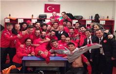 Milliler'den galibiyet pozu