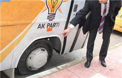 AK Parti seçim aracına saldırı