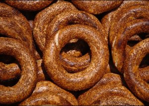 Simit Satarak Çocuklarını Okutuyor