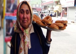 Simit Satarak Çocuklarını Okutuyor