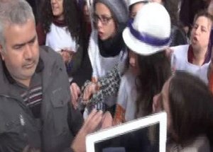 Kadınların Eyleminde Erkeğe Dayak
