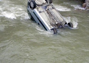 Mısır’da Minibüs Nehire Uçtu