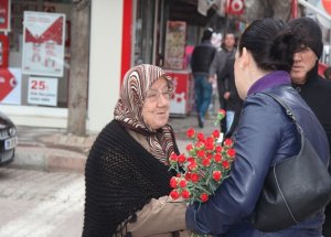 Kırklareli Belediyesi’nden Kadınlara Karanfil