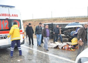Yolcu Otobüsü Şarampole Devrildi