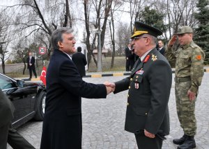Gül’den Asker Ziyareti
