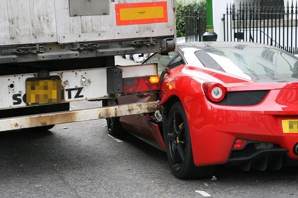 TIR park halindeki Ferrari'ye çarptı