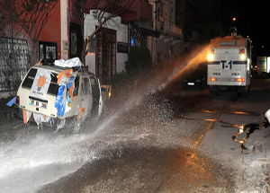 AK Parti bayraklı otomobil yakıldı