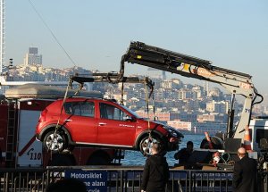 Otomobil Arabalı Vapurdan Denize Düştü