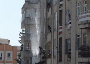 TOMA'dan Kaçarken Teyze'ye Yakalandılar!
